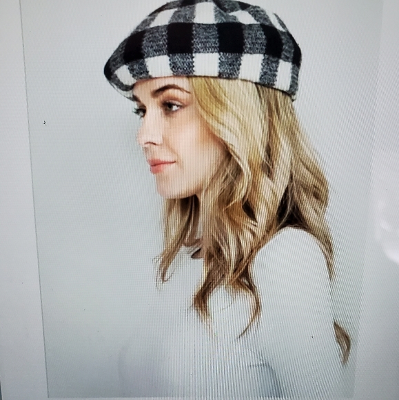 Stylish Black and White Checkered Beret - Picture 2 of 4